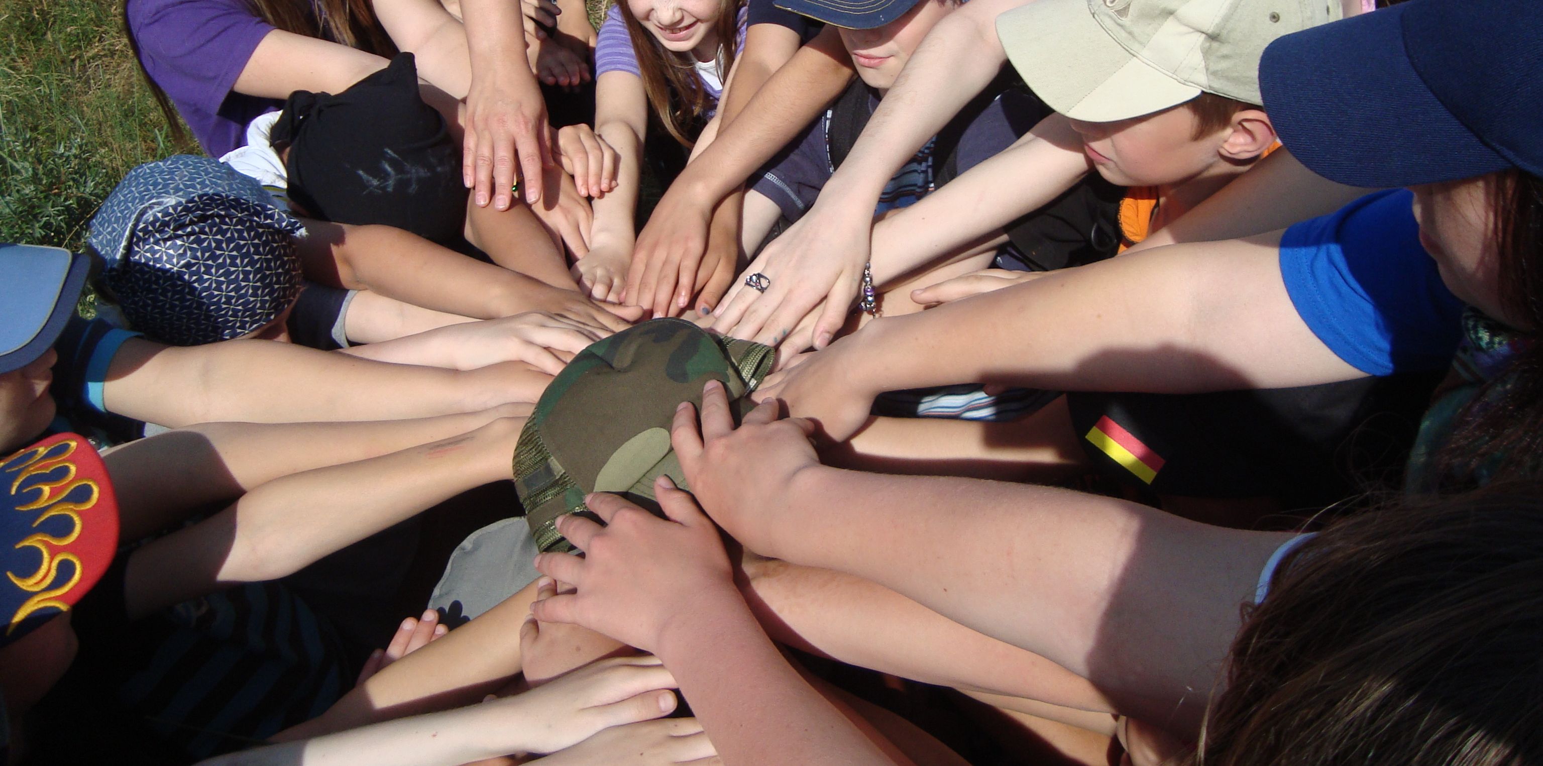 Arme von Jugendlichen, die in einer Mitte zusammenkommen