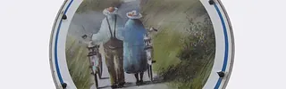 Alter Mann und alte Frau, die nebeneinander gehen und jeweils ein Fahrrad schieben